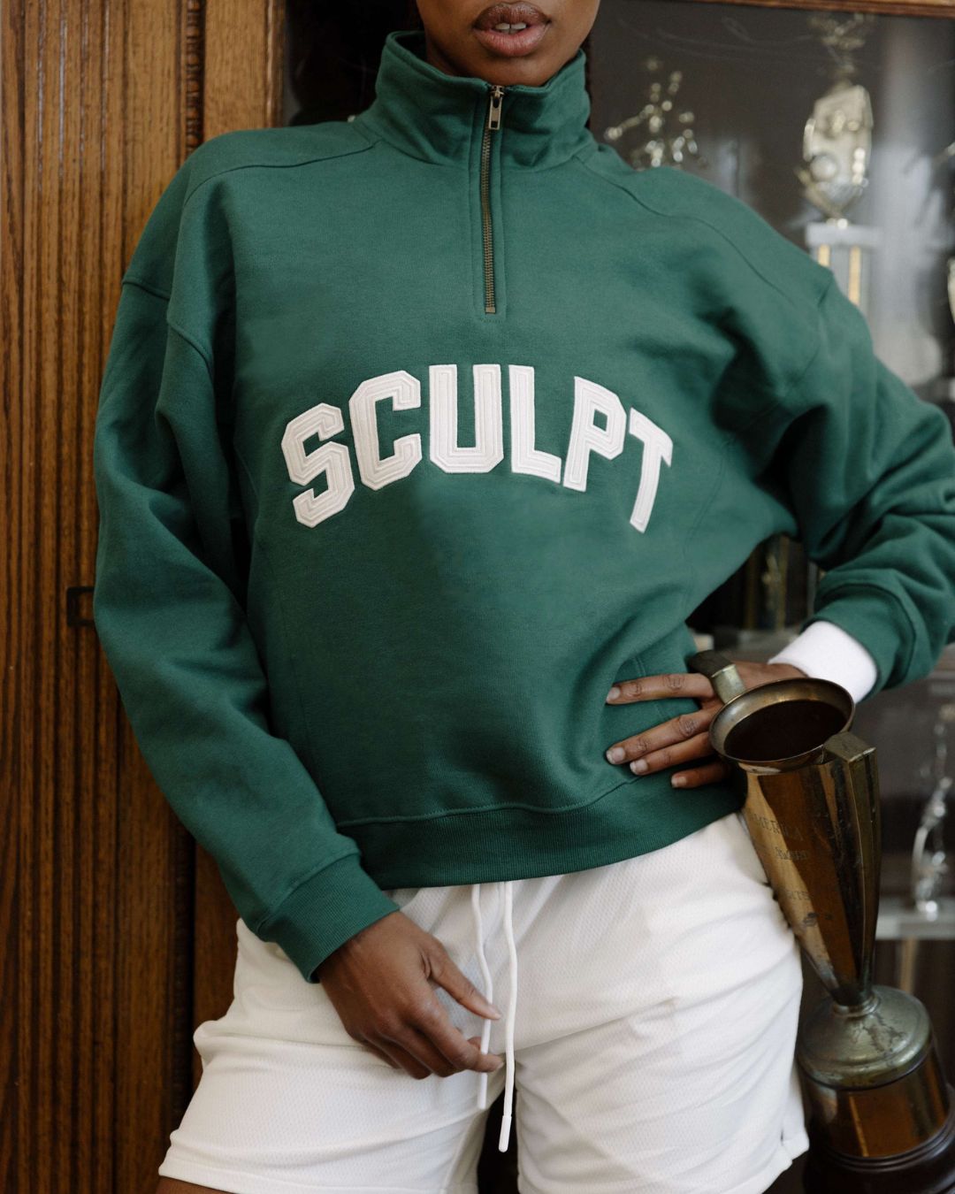 ★関税込★MLB★Varsity Oversized Fit Half Zip-Up Sweatshirt MLB - Áo sweatshirt nữ cổ bẻ tay dài Sportive Varsity Crop